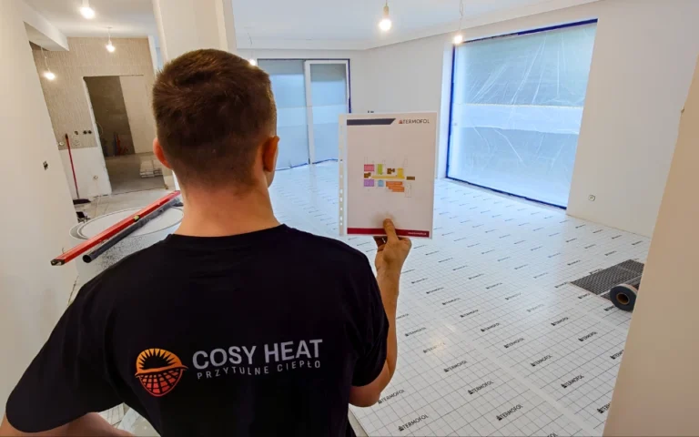Instalacja folii grzewczych na podczerwień w nowoczesnym wnętrzu, zapewniająca równomierne i energooszczędne ogrzewanie podłogowe.